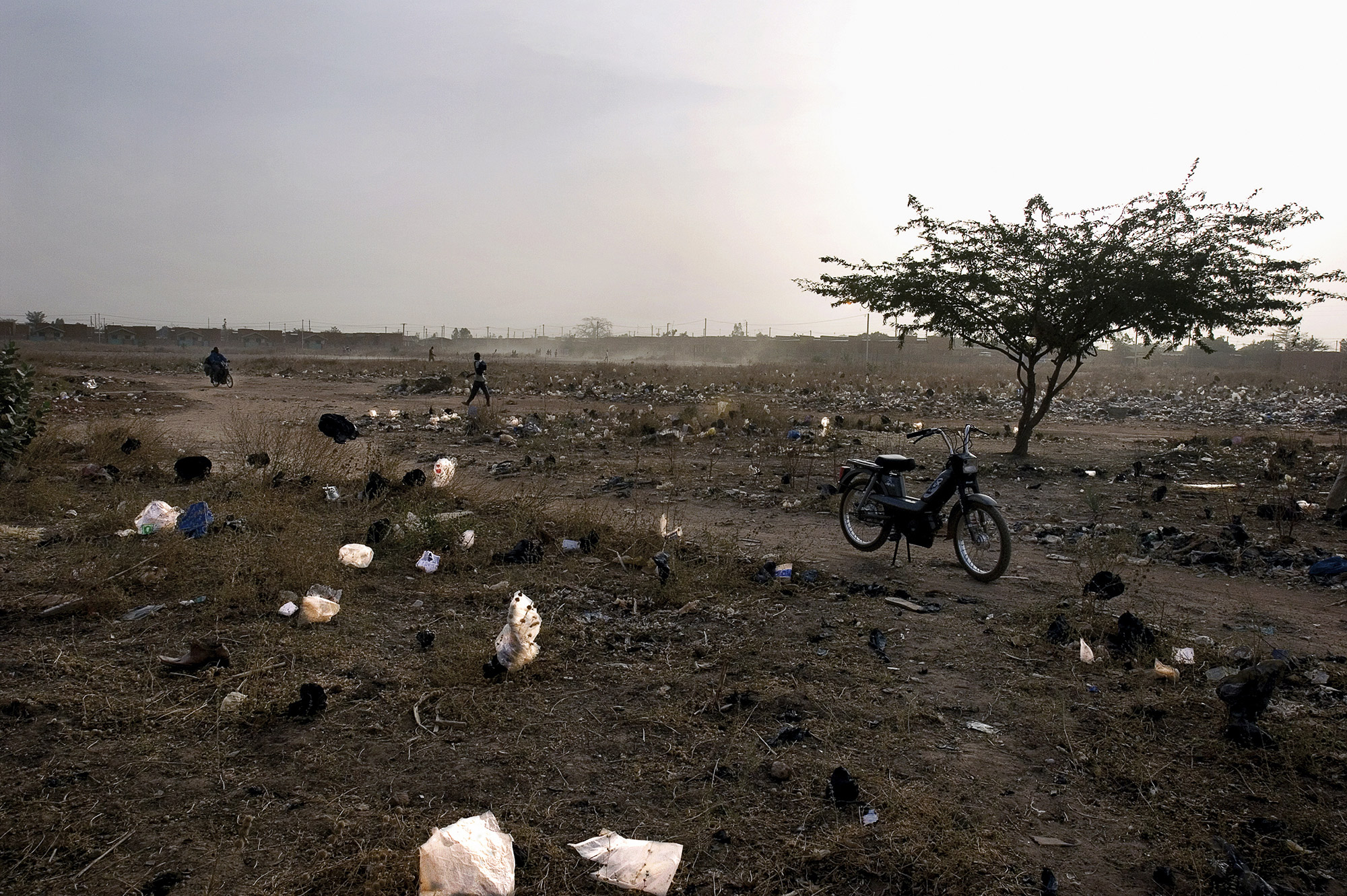 Terrain abandonné dans le quartier de la "patte d'oie", Ouagadougou, Burkina Faso, 2007.