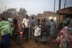 Scène de rue à l'heure de la nuit tombante sur le quartier de Tampouy, Ouagadougou, Burkina Faso, 2016.