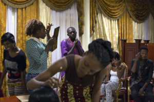 En coulisse, les modèles et danseuses se préparent pour un spectacle, dans la salle des Banquets de Ouaga2000, Ouagadougou, Burkina Faso, 2016.