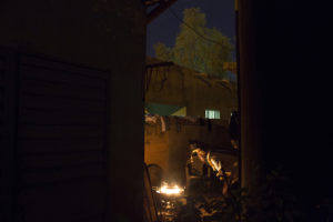 Grillade du soir dans la cour intérieure d'une maison de Ouagadougou, Burkina Faso, 2016
