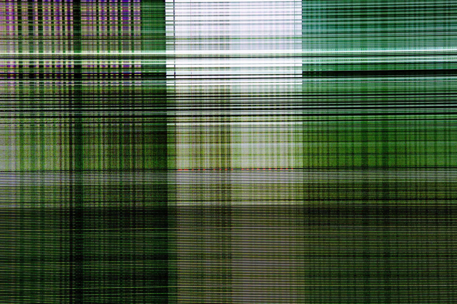 Des lignes verticales et horizontales de différentes largeurs, vertes, bleues, violettes et noires, se croisent à la manière d'un tissu écossais